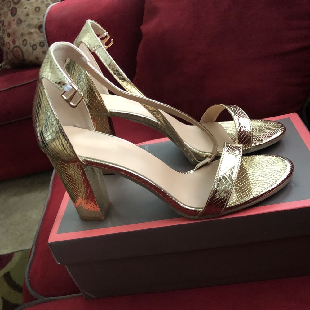 Cute gold heels!